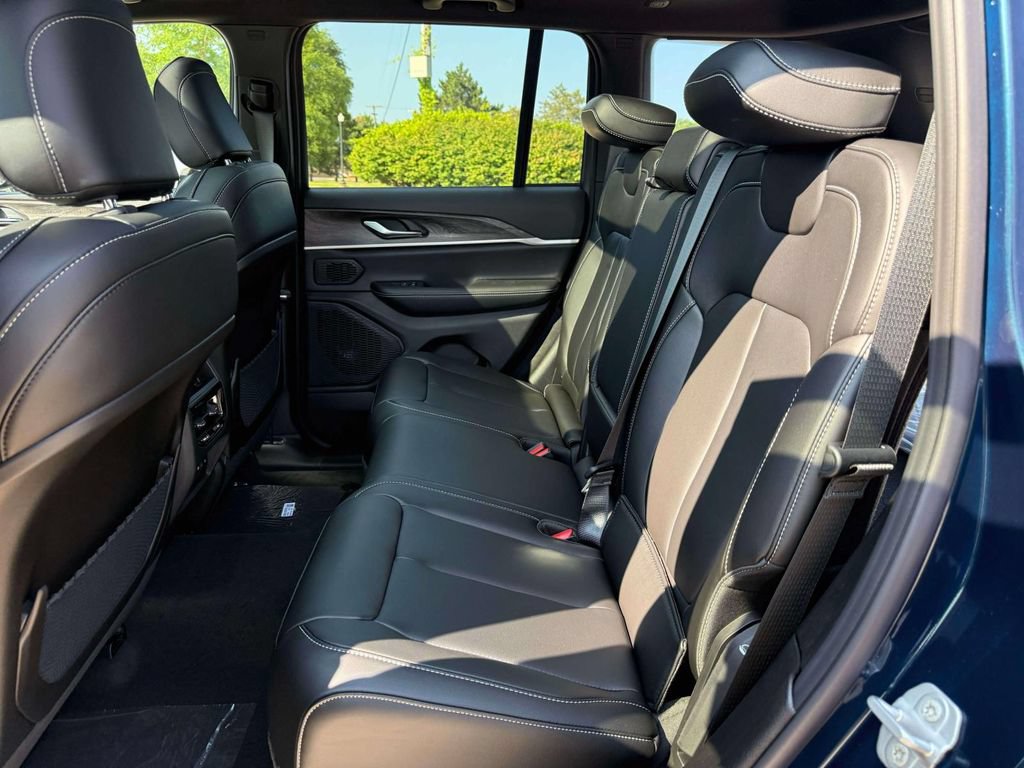 New 2026 Jeep Grand Cherokee Limited w/ Limited Altitude Package AWD/4WD image 10