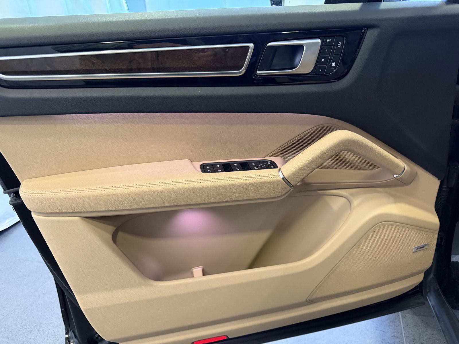 Certified 2022 Porsche Cayenne Platinum Edition image 13