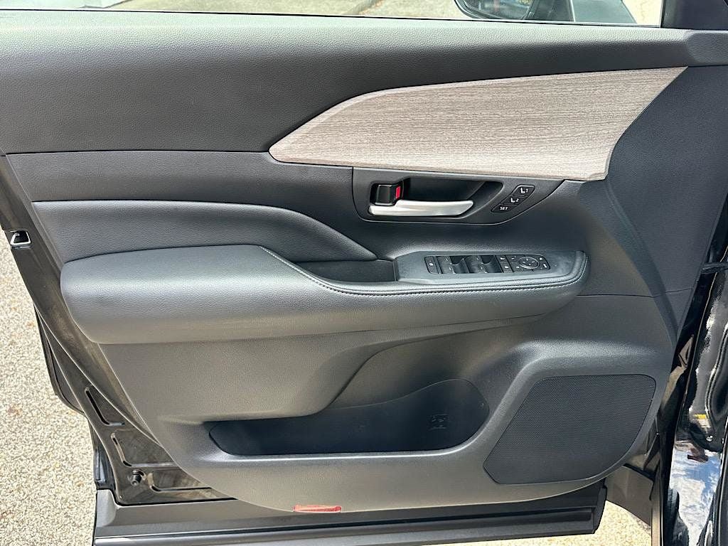 Certified 2025 Toyota Grand Highlander AWD image 14
