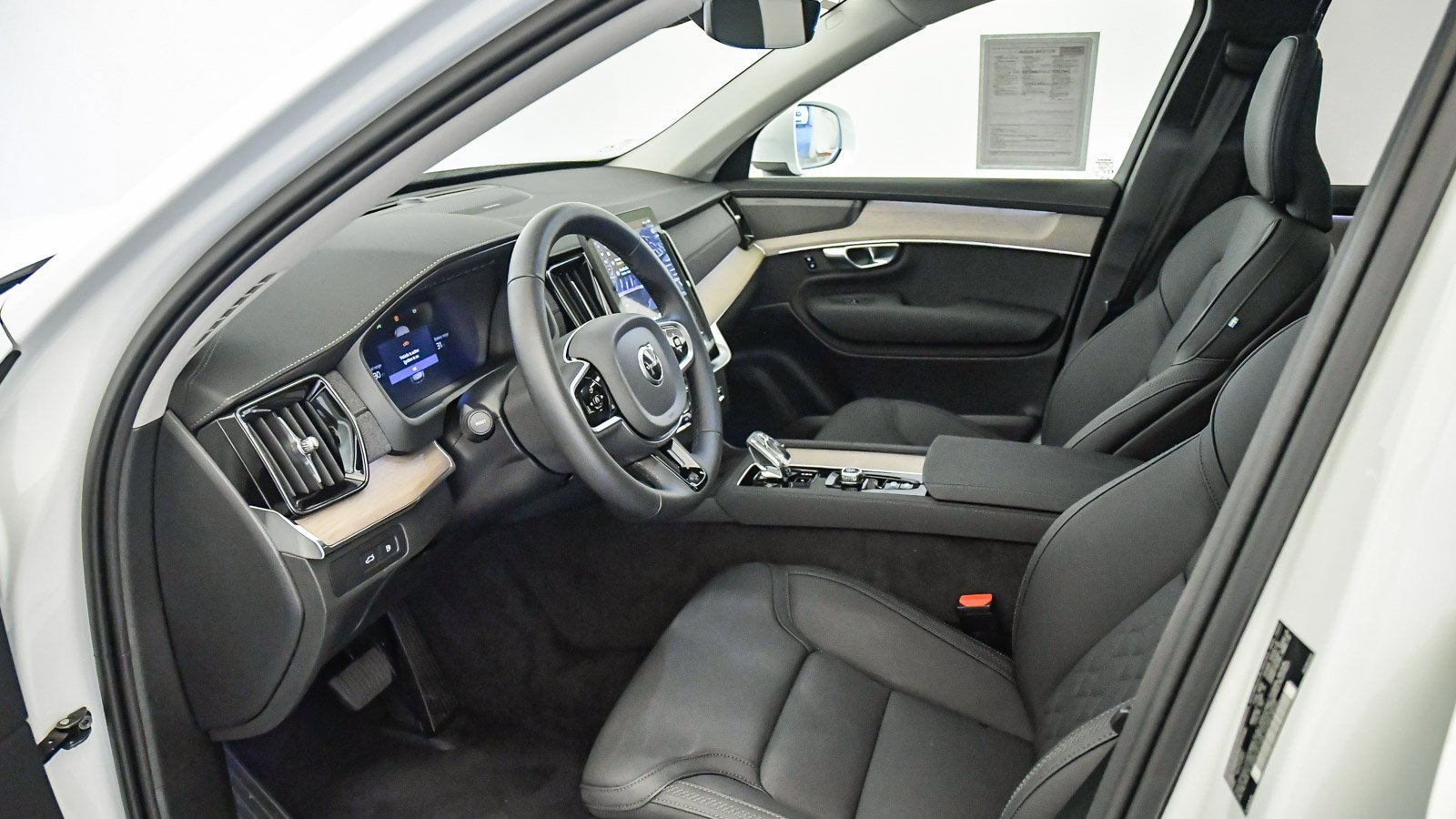 Certified 2025 Volvo XC90 T8 Plus w/ Protection Package Premier image 21