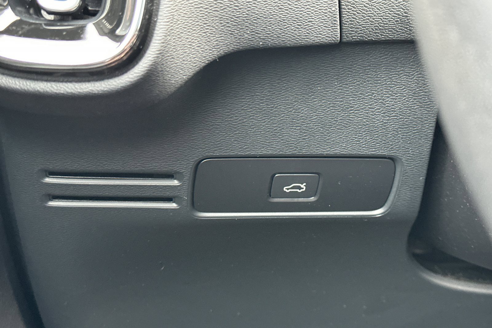 Used 2023 Volvo XC40 Recharge Ultimate image 31