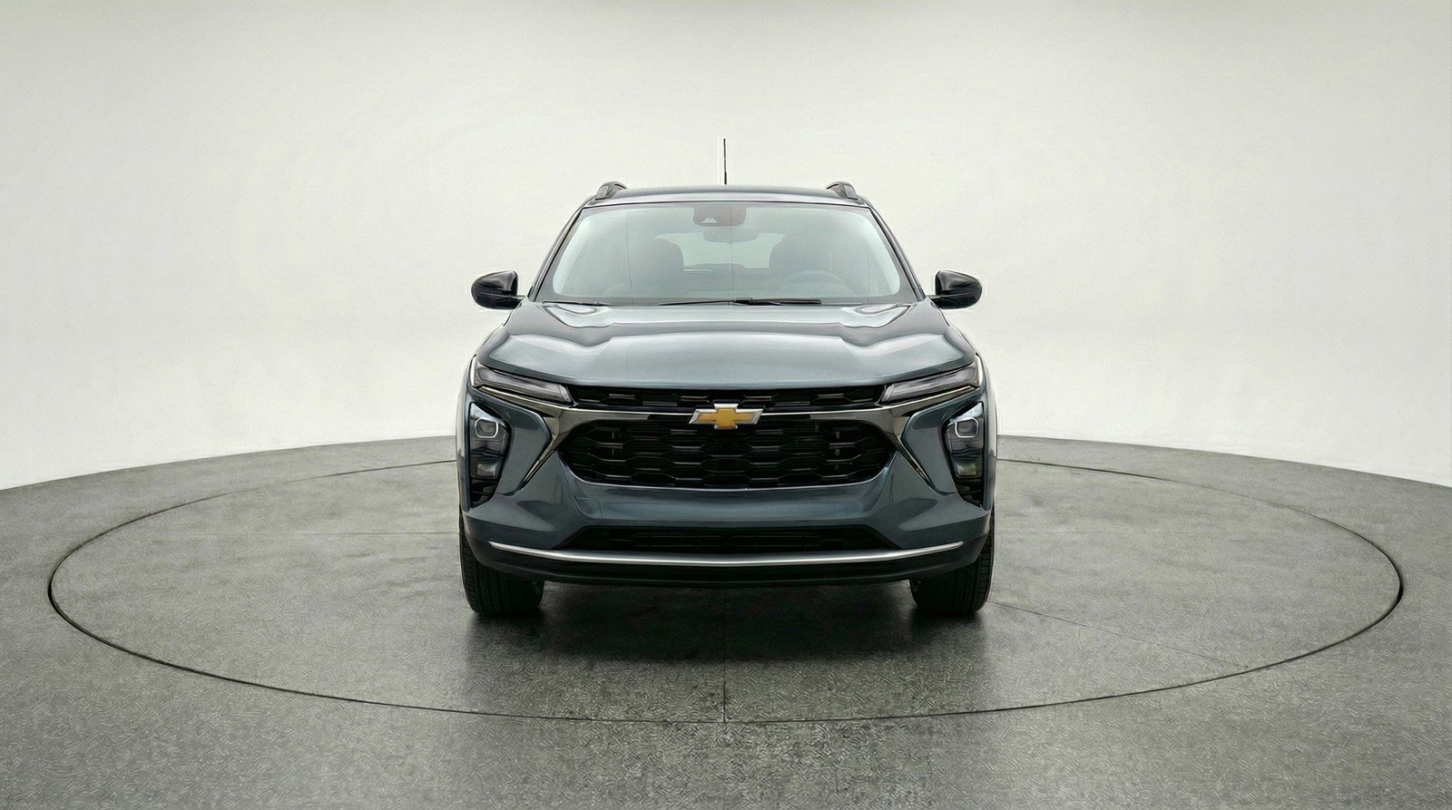 Used 2025 Chevrolet Trax LT FWD image 2