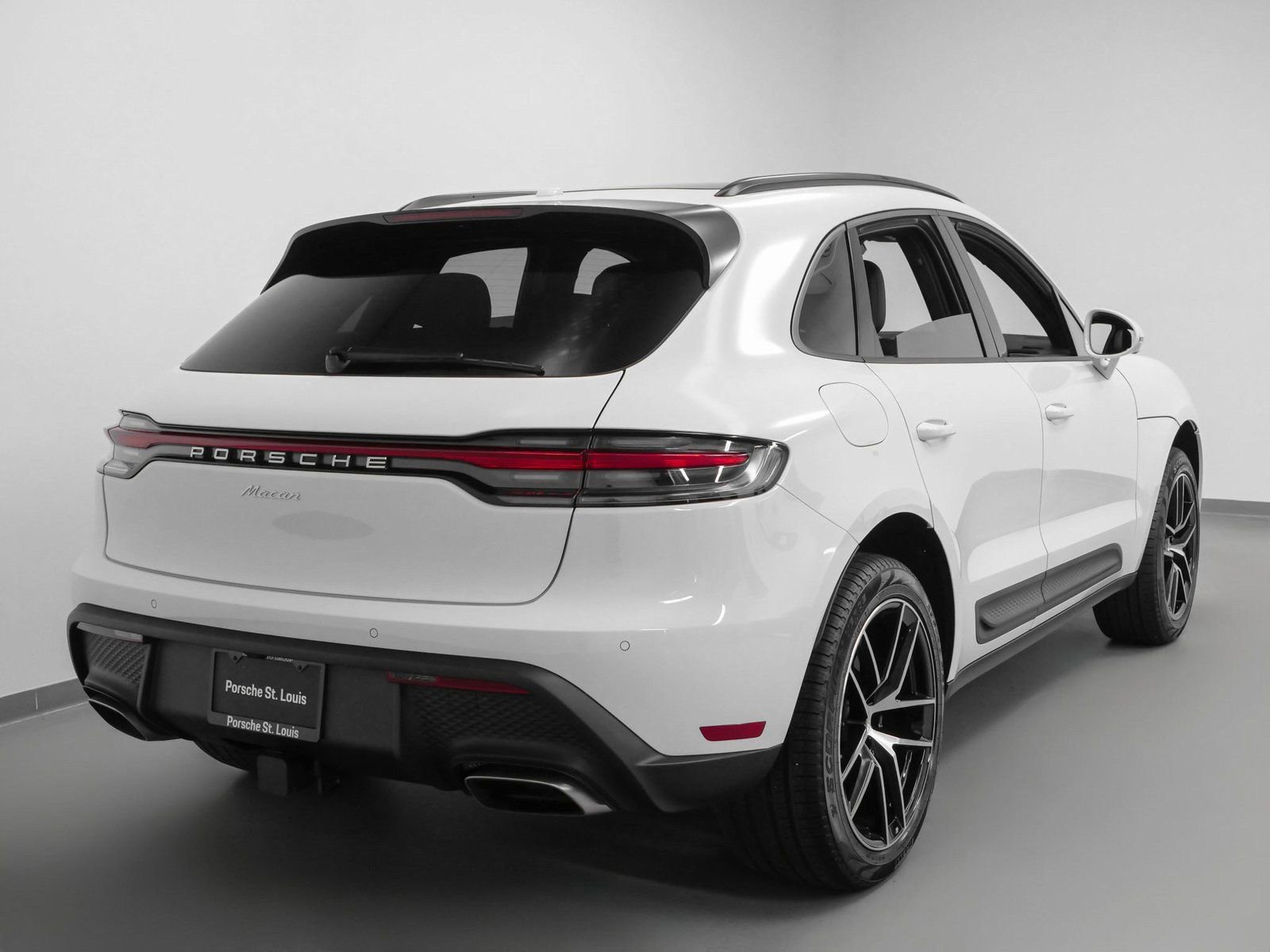 Certified 2025 Porsche Macan image 12
