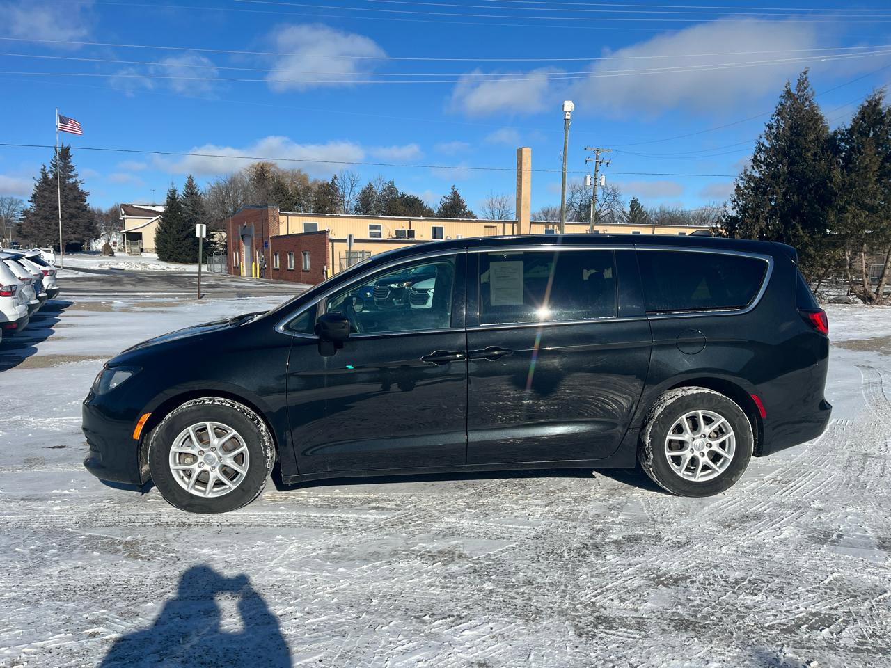 Used 2017 Chrysler Pacifica LX image 2