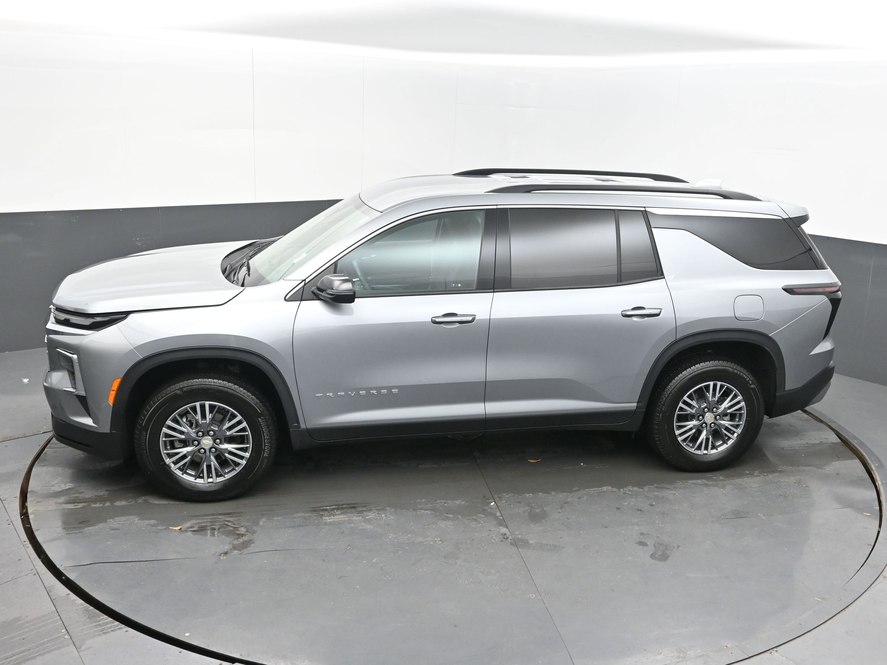 Used 2025 Chevrolet Traverse LT image 22