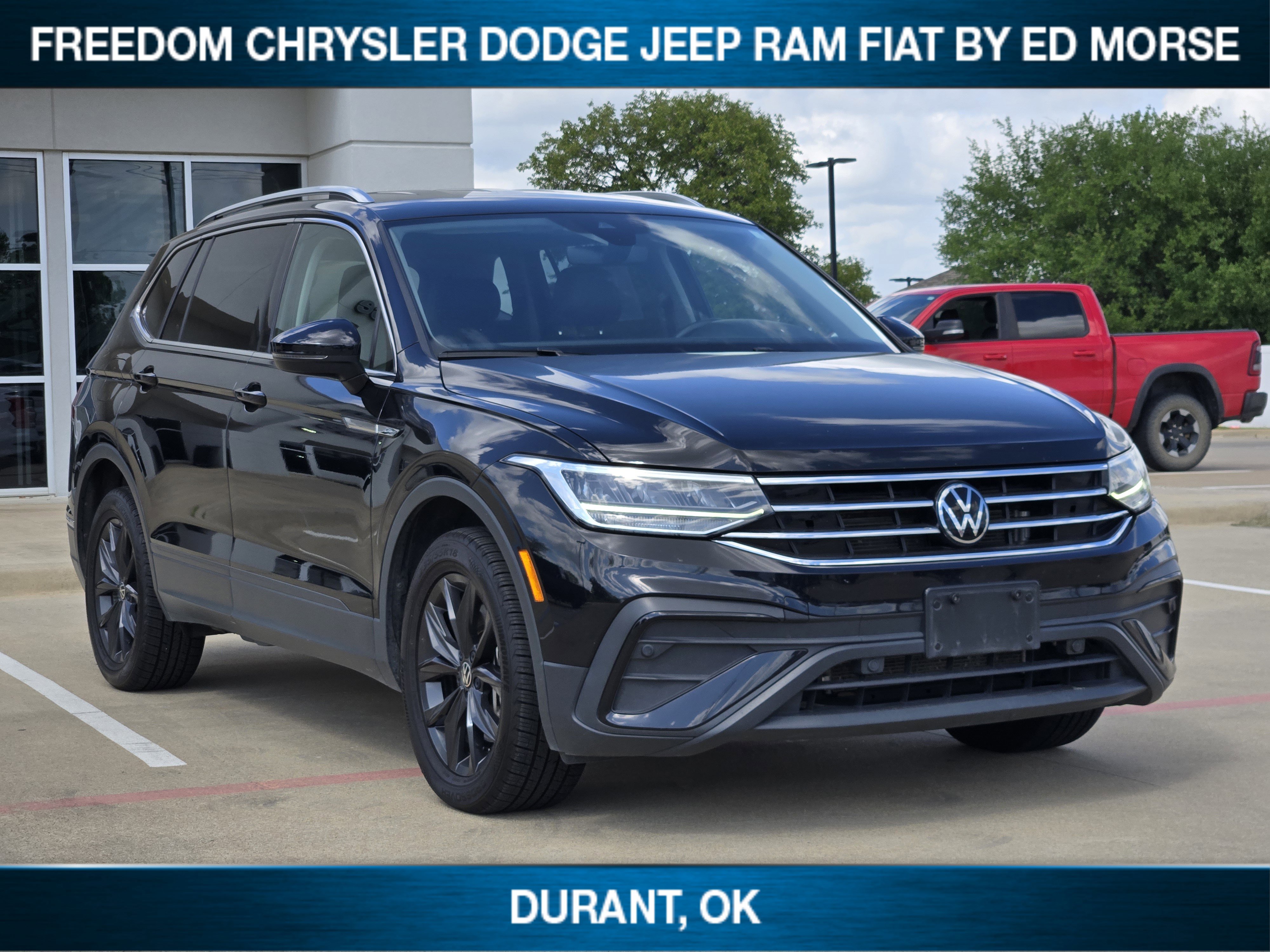 Used 2024 Volkswagen Tiguan SE FWD image 2