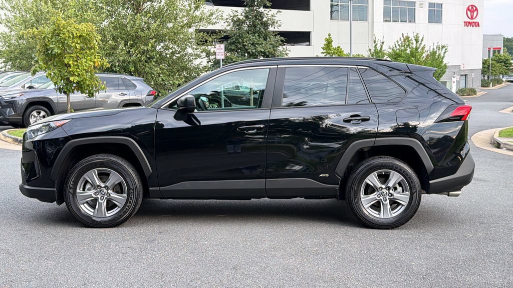 Used 2022 Toyota RAV4 LE AWD/4WD image 3