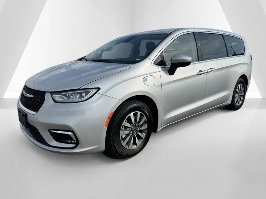 Used 2023 Chrysler Pacifica Touring-L image 3