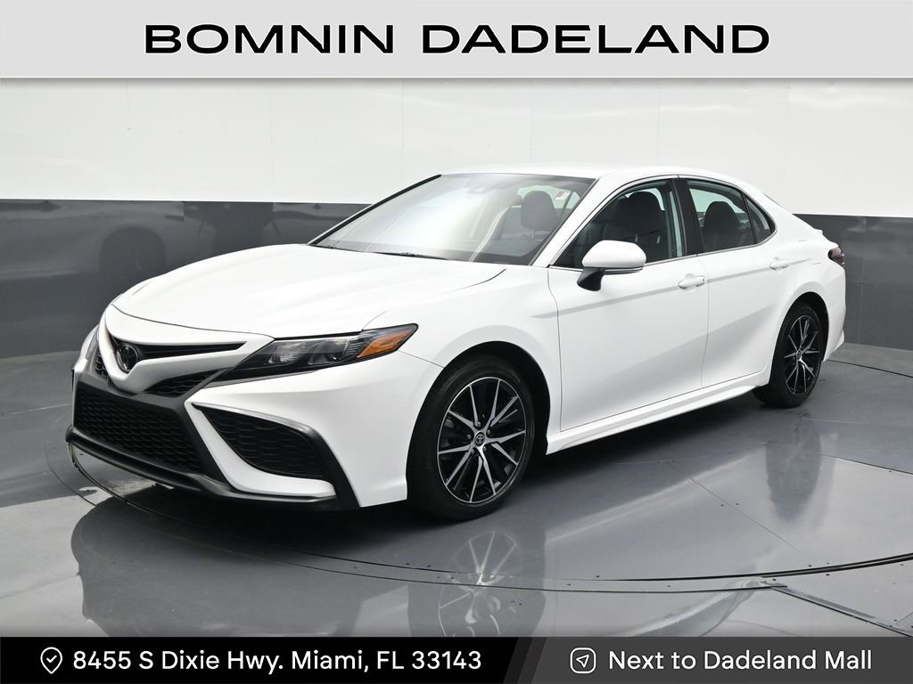 Used 2024 Toyota Camry SE image 1