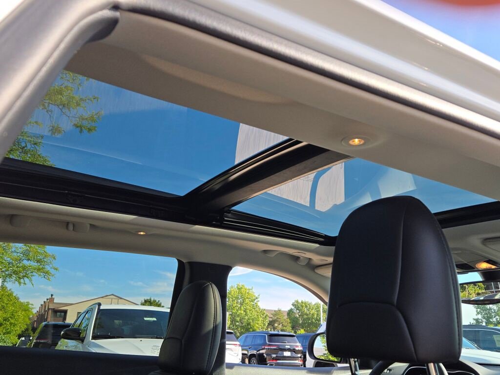 Used 2022 Jeep Cherokee Limited w/ Mopar Interior Package image 11