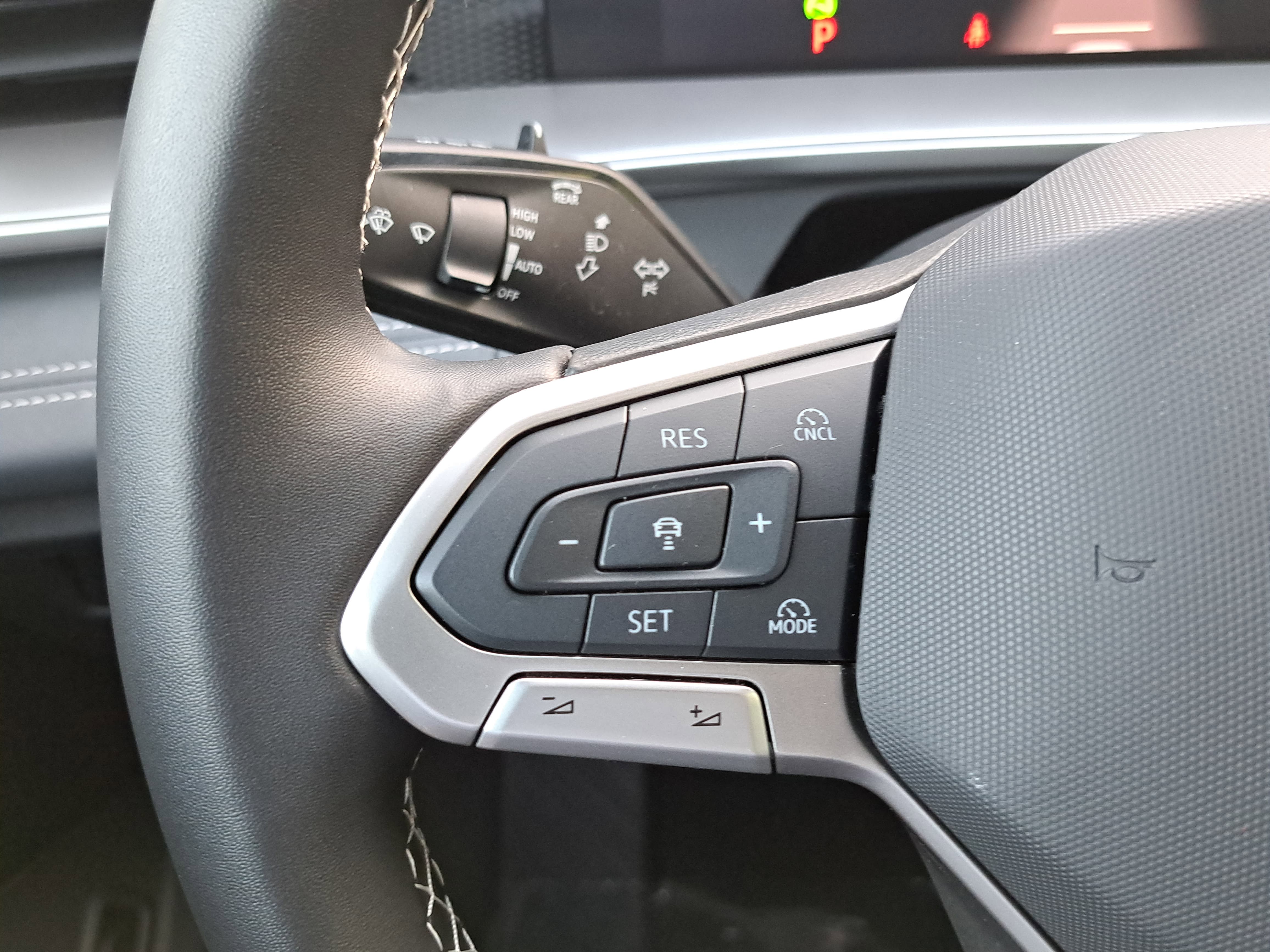 Used 2025 Volkswagen Tiguan SE AWD/4WD image 17