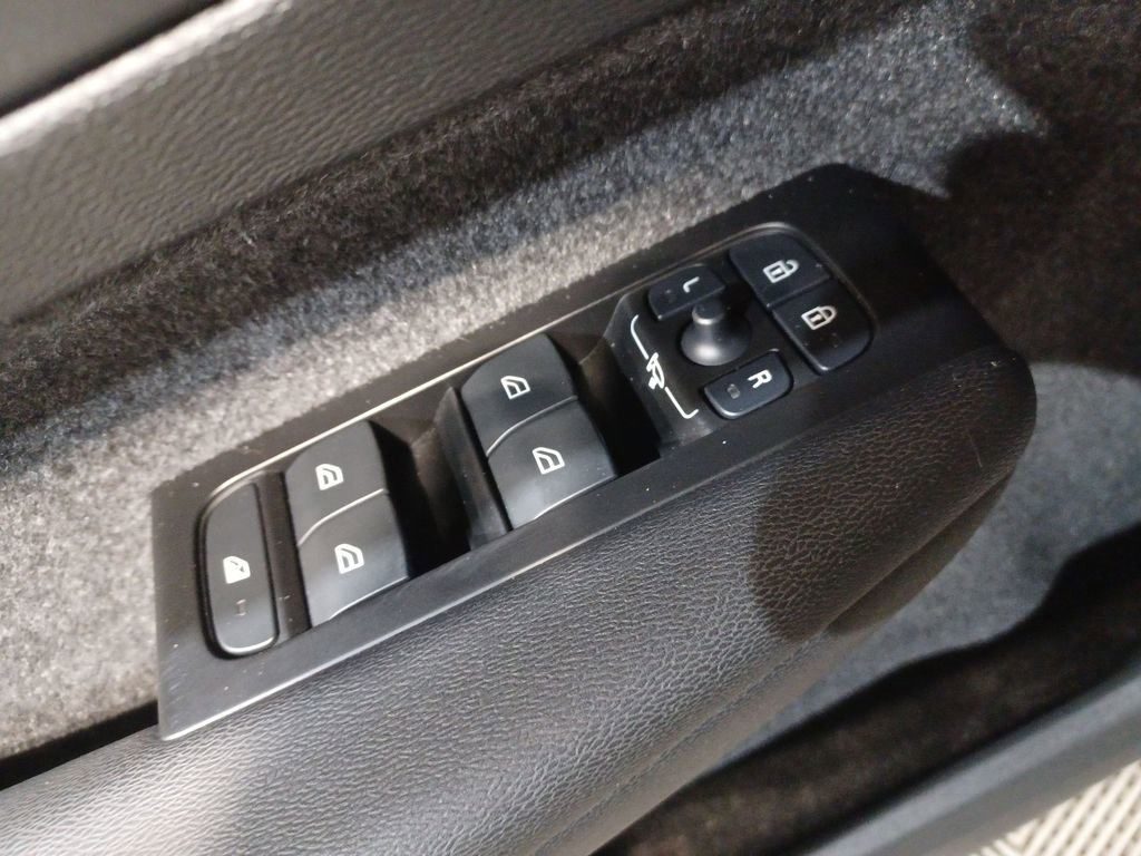 Used 2022 Volvo XC40 T5 R-Design image 15