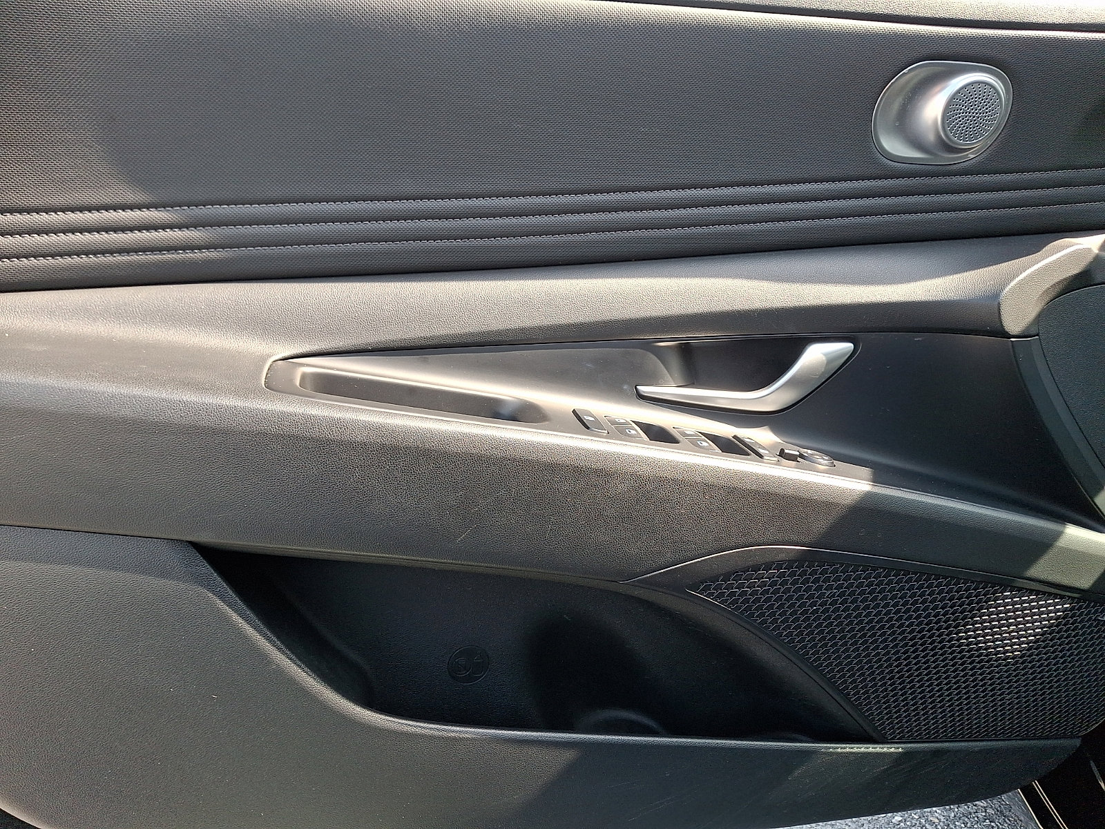 Used 2023 Hyundai Elantra Limited image 12