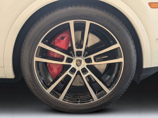 Used 2025 Porsche Cayenne Turbo AWD/4WD image 11