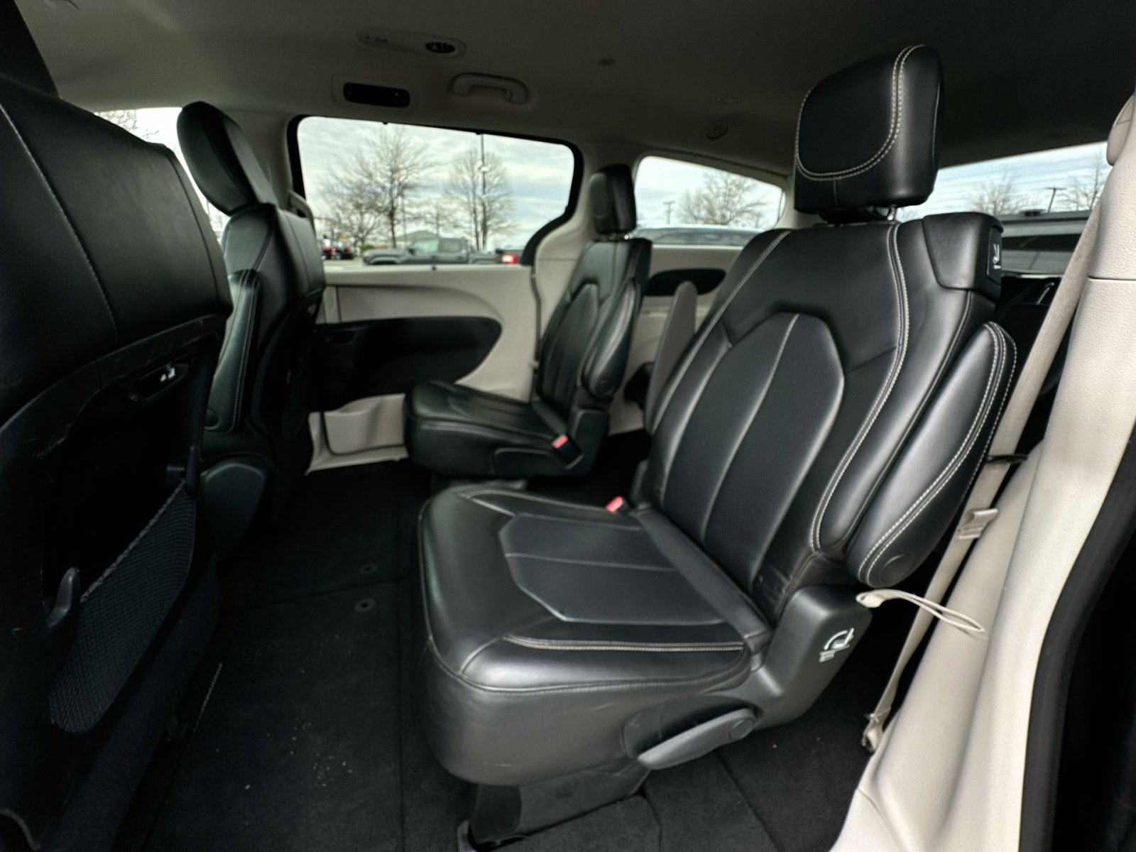 Used 2023 Chrysler Pacifica Touring-L image 33