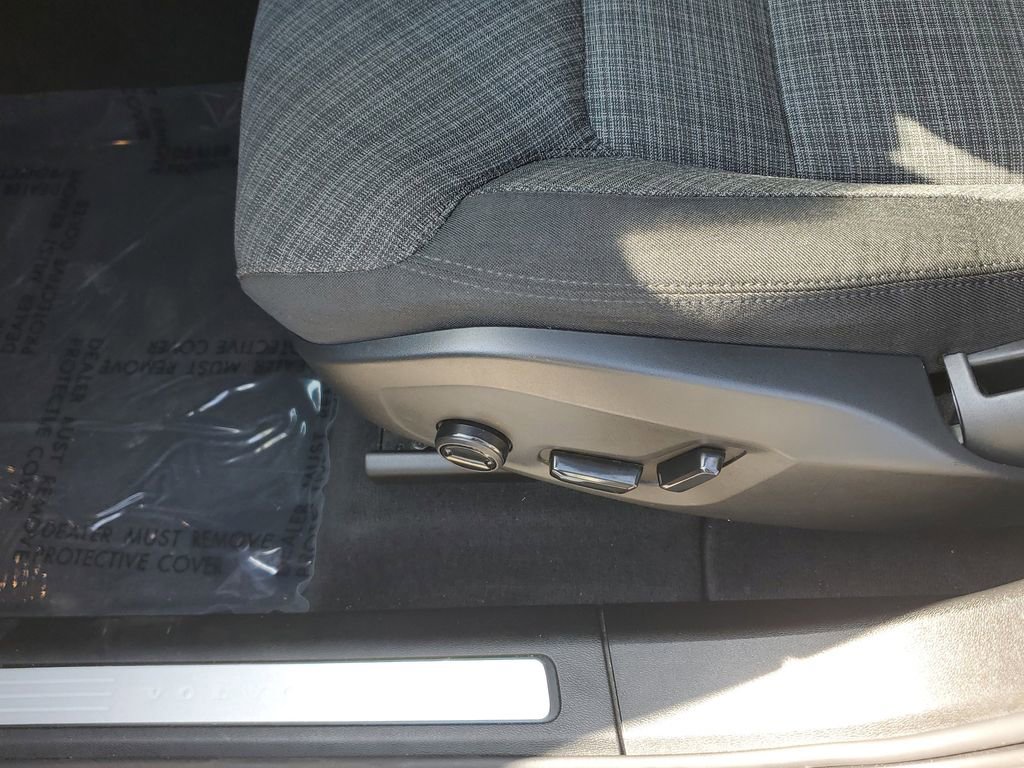 Used 2024 Volvo XC60 B5 Core image 25