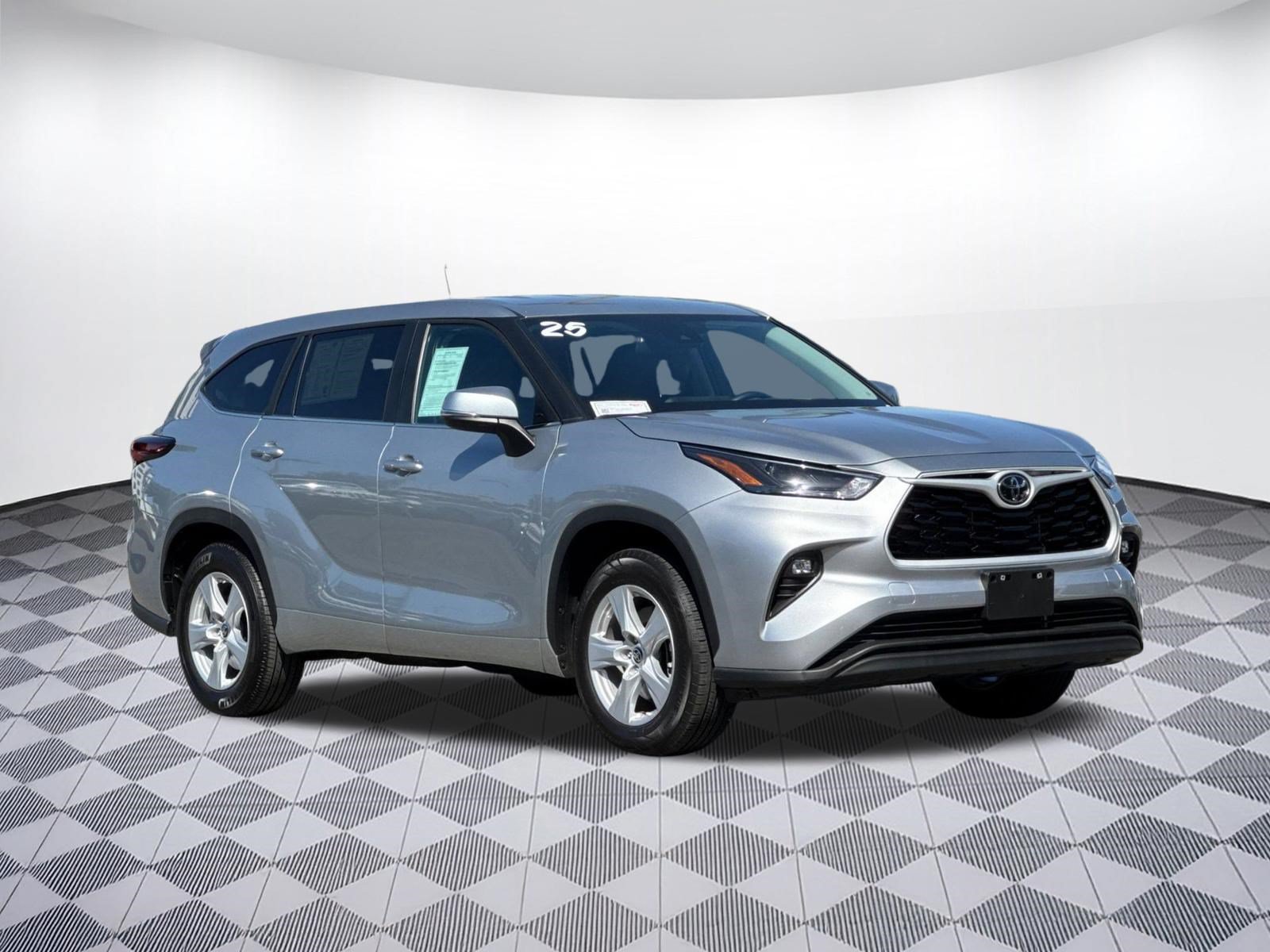 Used 2025 Toyota Highlander LE FWD image 7