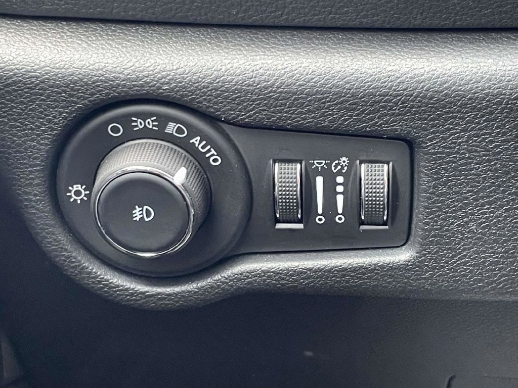 Certified 2025 Chrysler Pacifica Limited FWD image 32