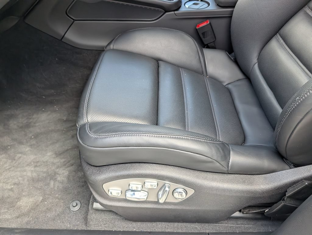 Certified 2025 Porsche Macan AWD/4WD image 15