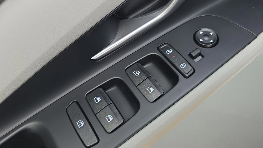 Certified 2025 Hyundai Elantra Limited FWD image 23