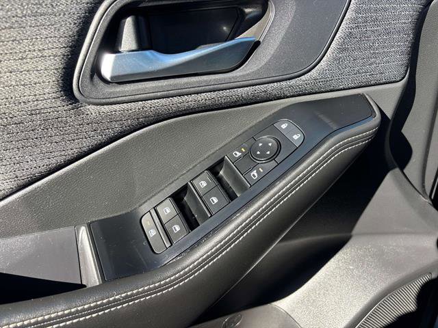 Used 2022 Nissan Rogue SV image 16