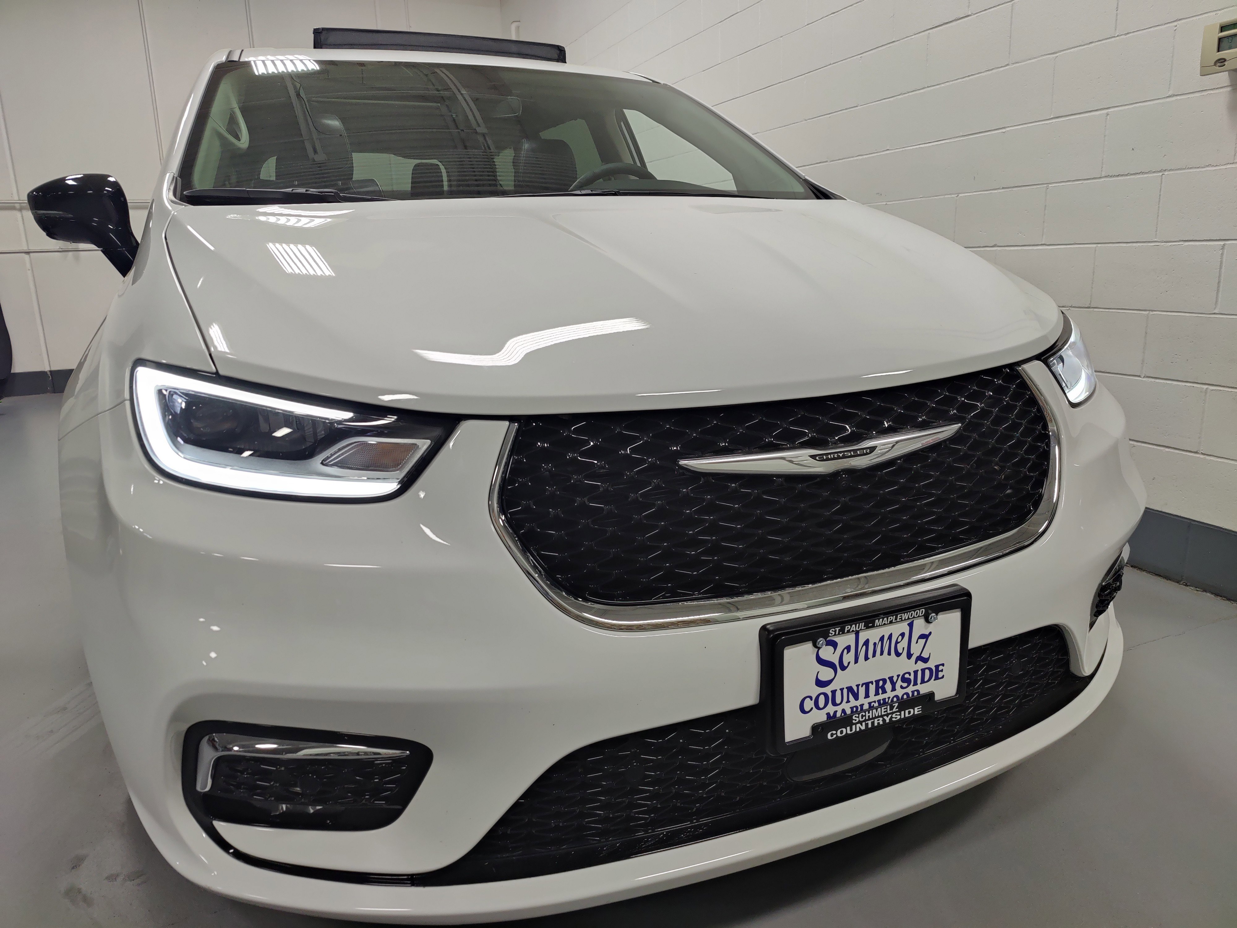 Used 2024 Chrysler Pacifica Limited image 2