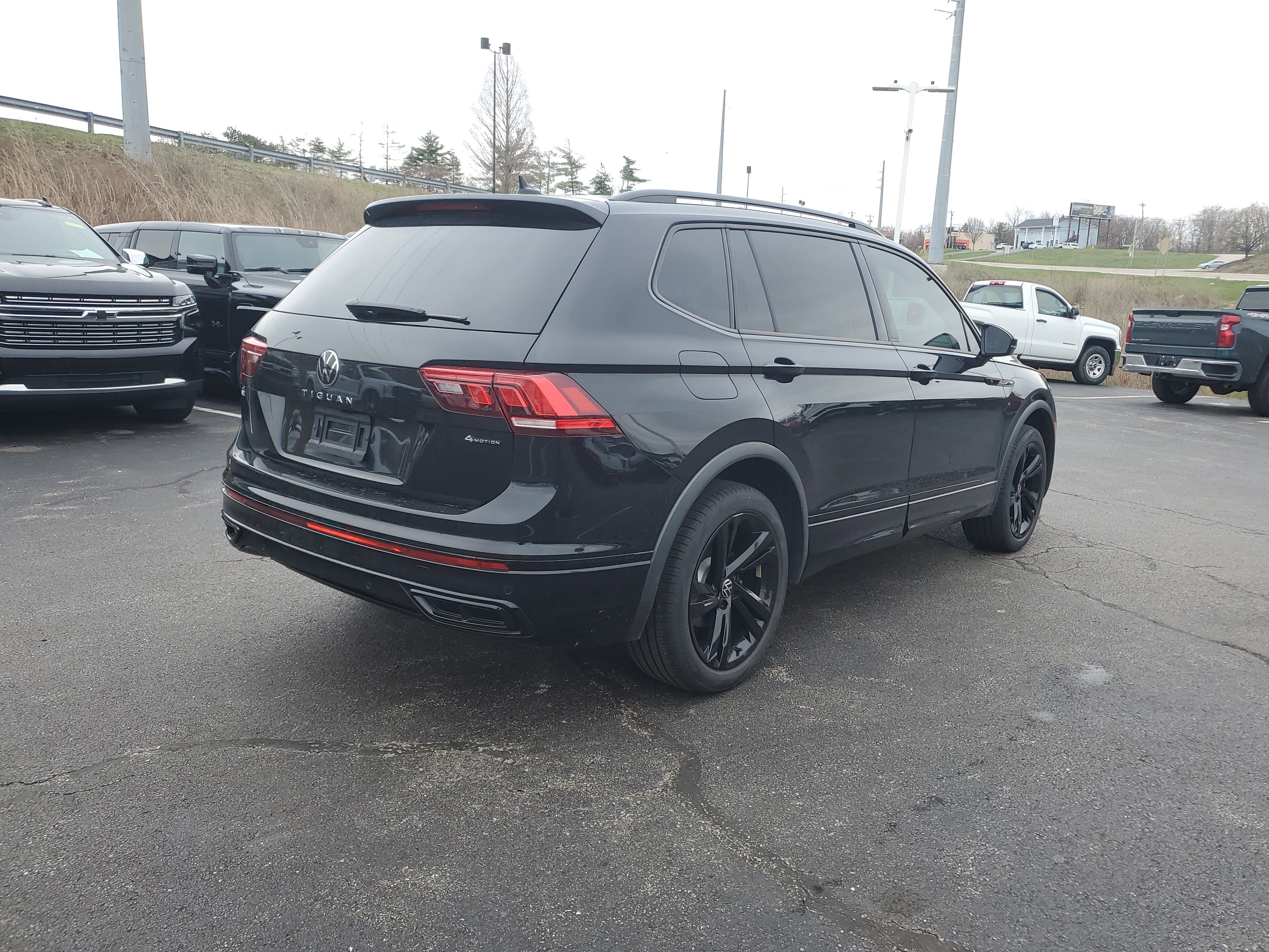 Used 2024 Volkswagen Tiguan SE R-Line image 4