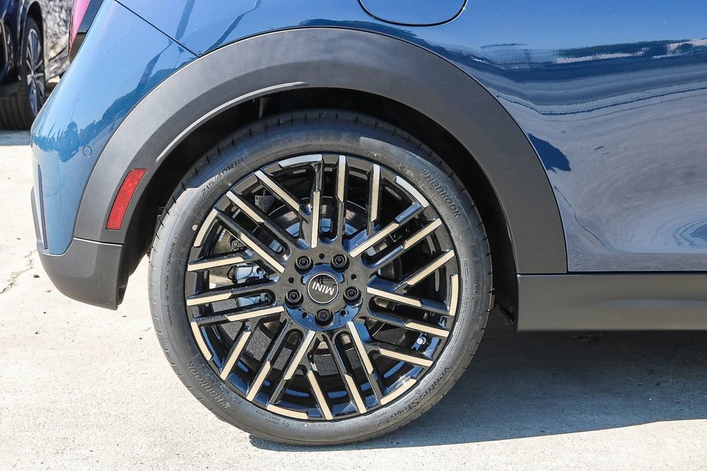 Used 2025 MINI Cooper 2-Door Hardtop image 9