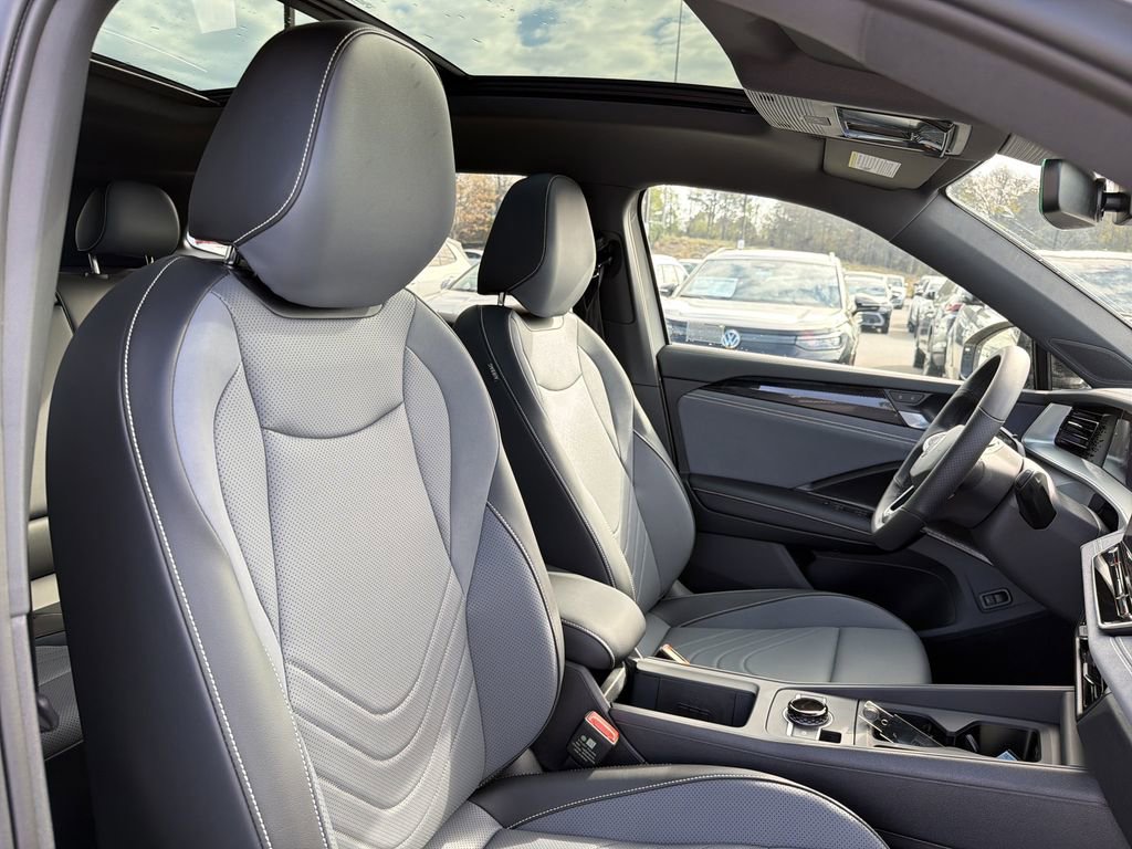 New 2026 Volkswagen Tiguan SE R-Line FWD image 19