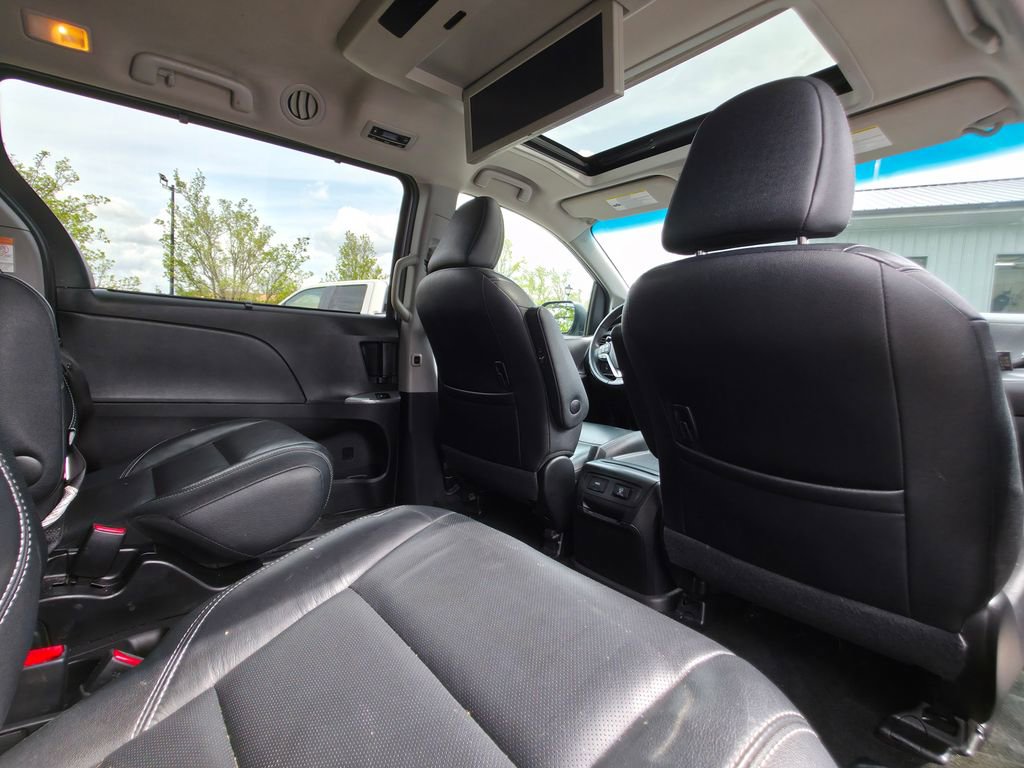 Used 2017 Toyota Sienna SE Premium image 18