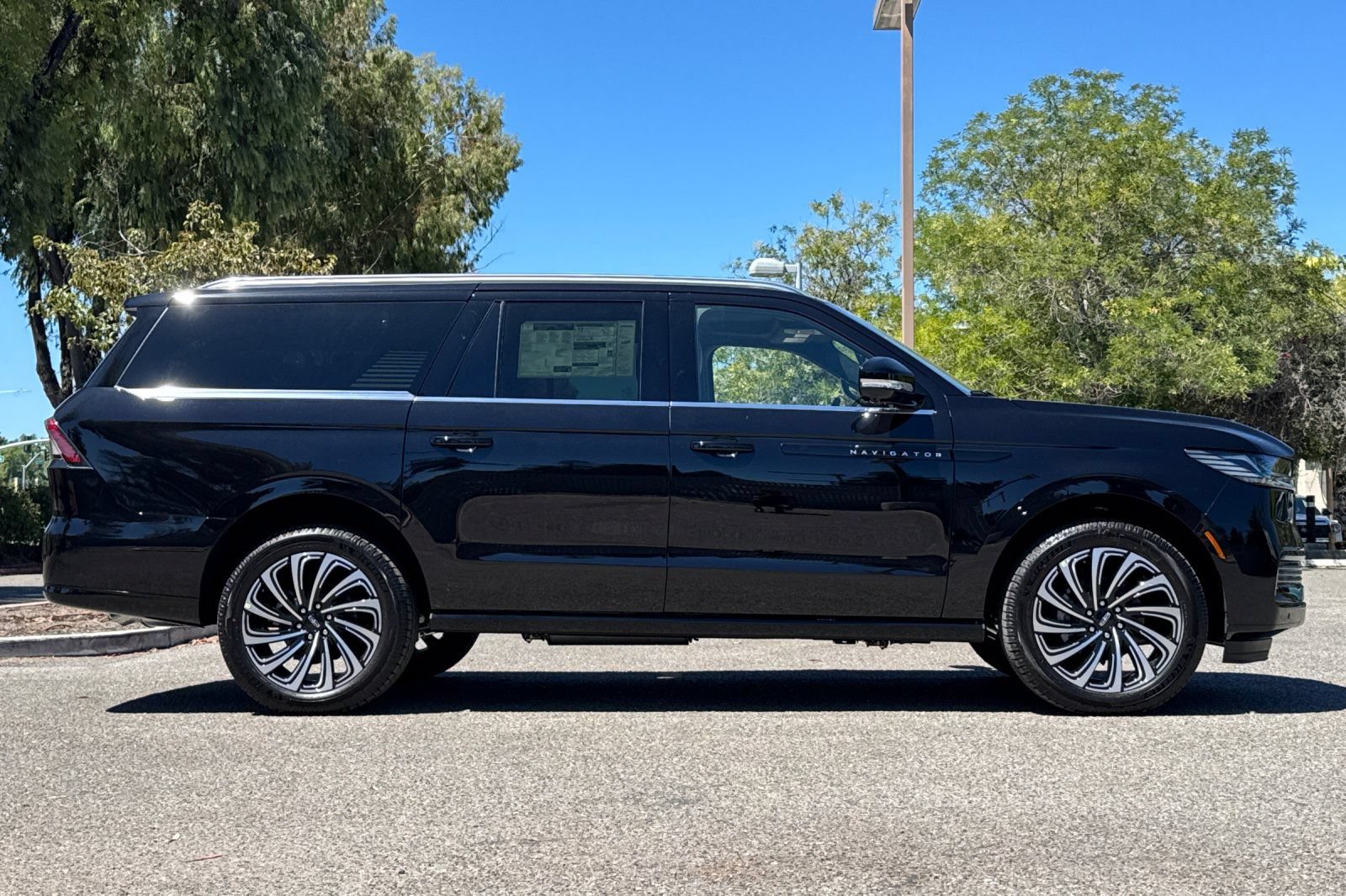 New 2027 Lincoln Navigator L Black Label AWD/4WD image 3