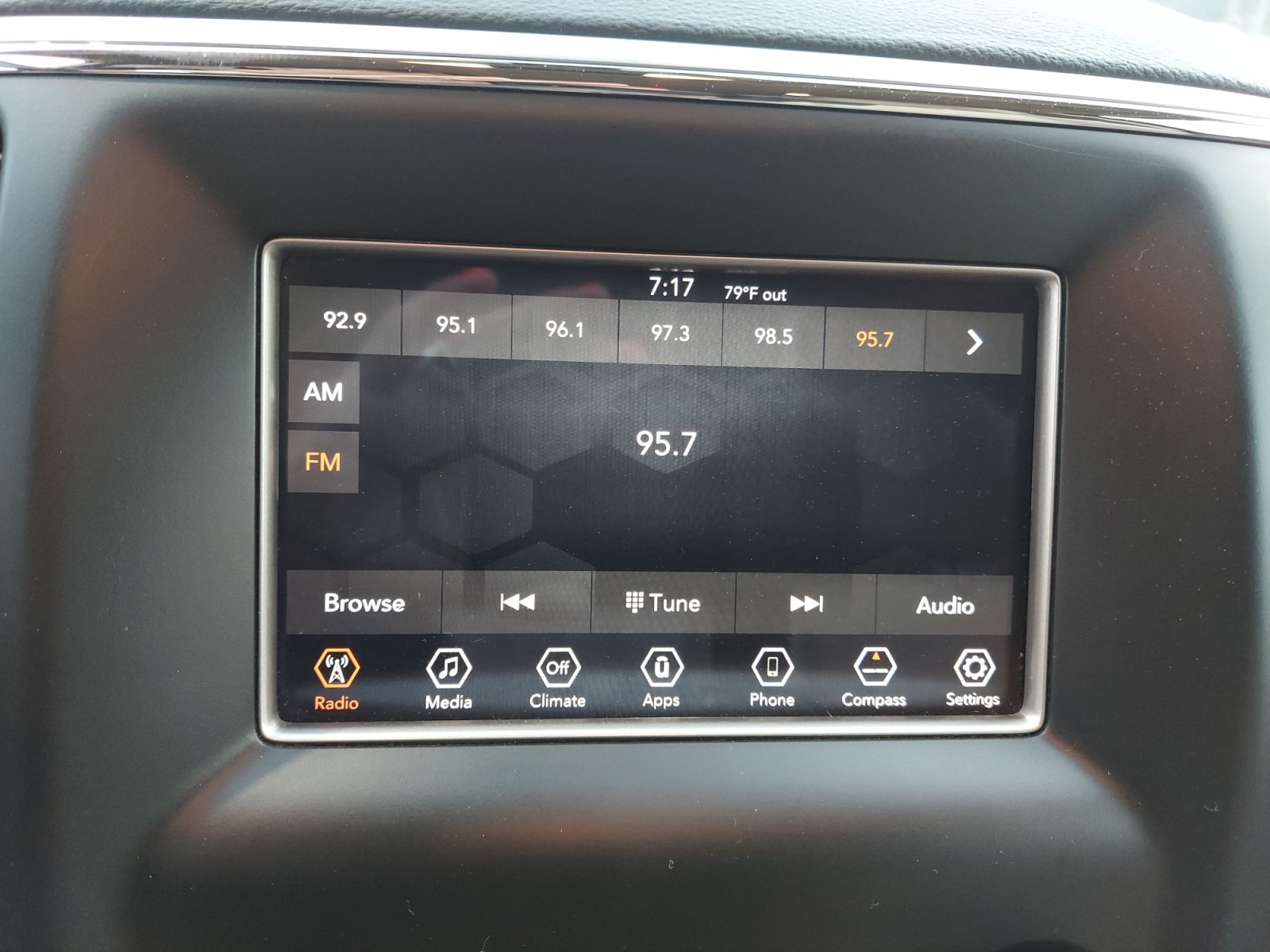 Used 2019 Jeep Grand Cherokee Laredo AWD/4WD image 17