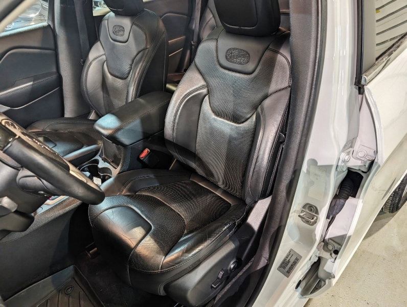 Used 2017 Jeep Cherokee Overland w/ Technology Group image 23