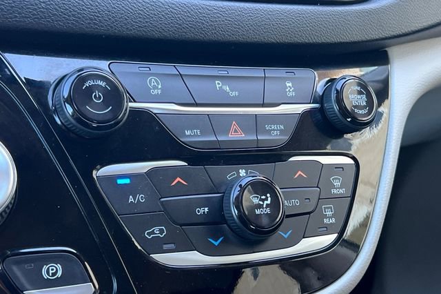 Used 2020 Chrysler Pacifica Touring-L image 24