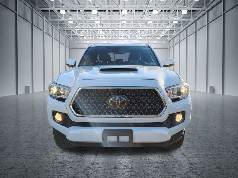 Used 2018 Toyota Tacoma TRD Sport AWD/4WD image 3