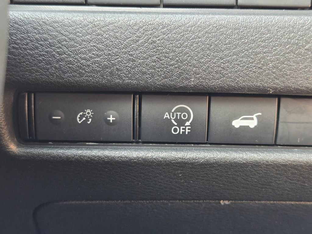 Used 2025 Nissan Rogue SV FWD image 24