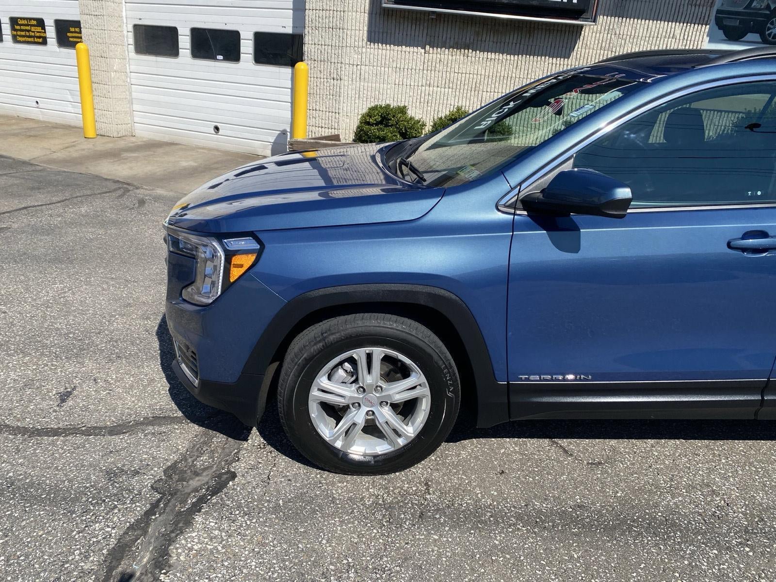 Used 2024 GMC Terrain SLE w/ Driver Convenience Package image 3
