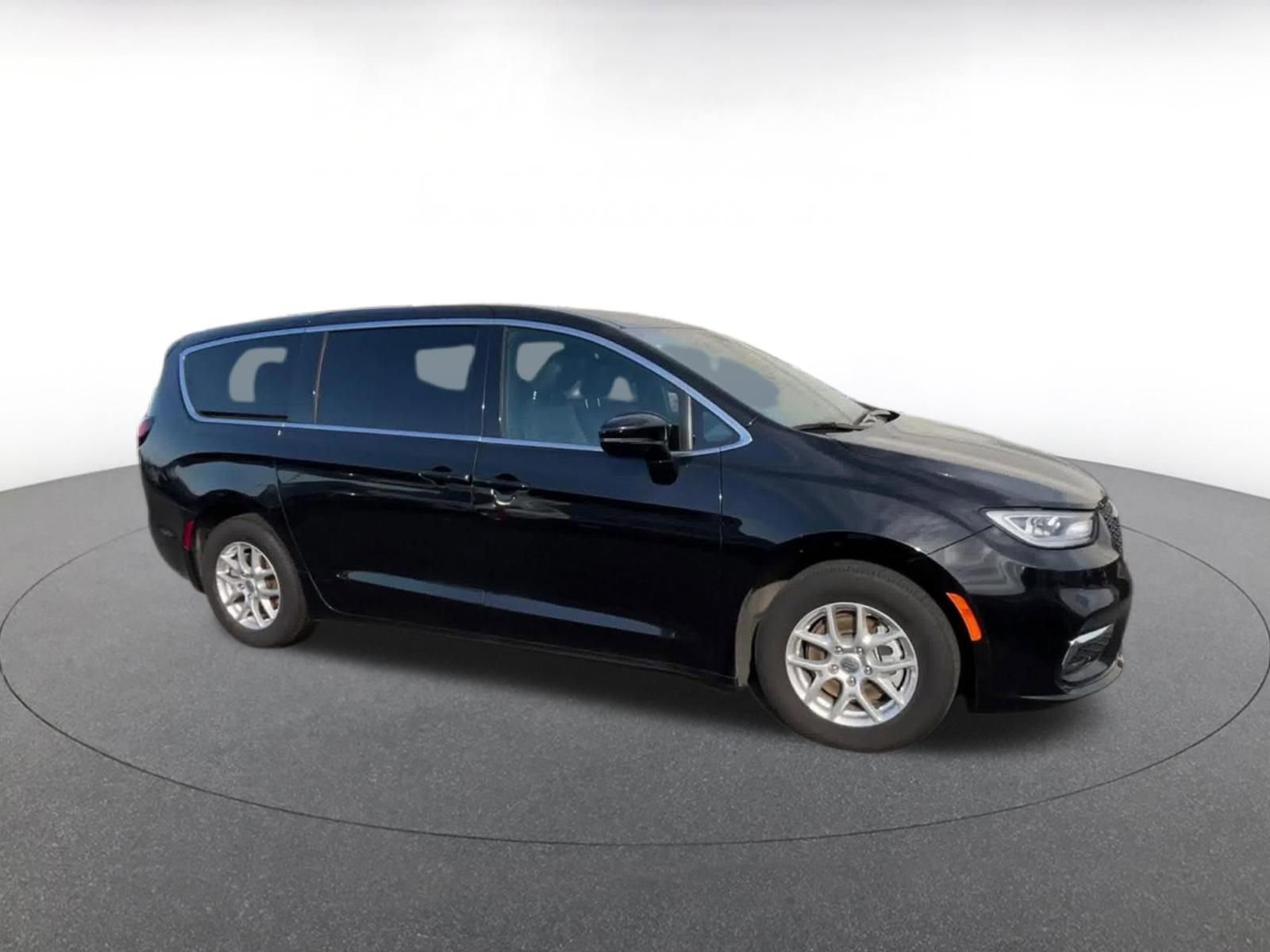 Used 2025 Chrysler Pacifica Select image 2