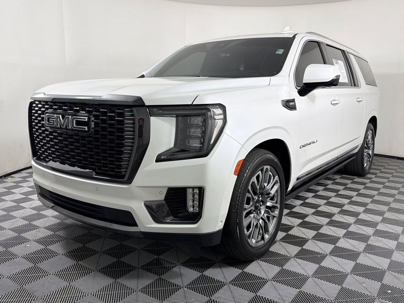 Certified 2023 GMC Yukon XL Denali Ultimate AWD/4WD image 3