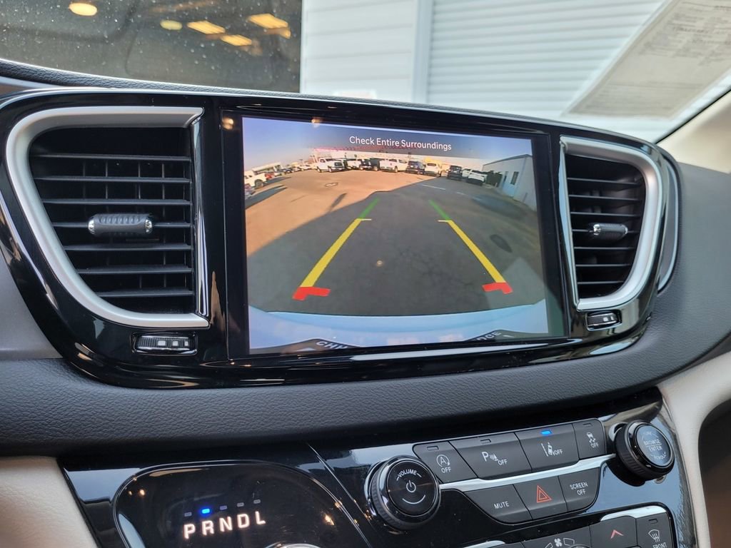 Used 2024 Chrysler Pacifica Touring-L image 18