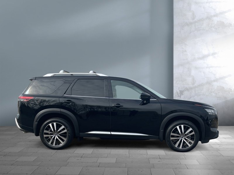 Used 2025 Nissan Pathfinder Platinum image 7
