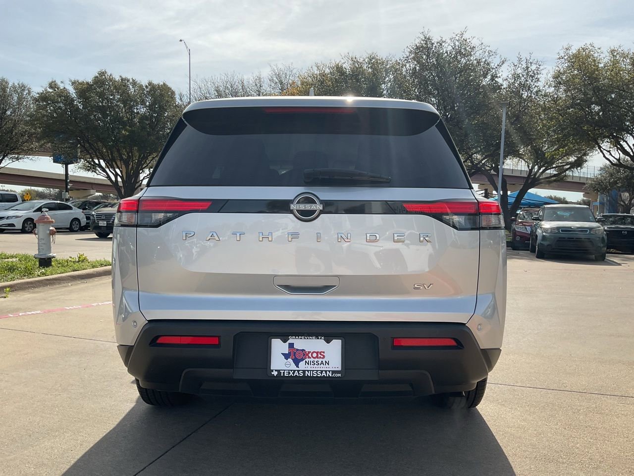 Used 2024 Nissan Pathfinder SV image 6