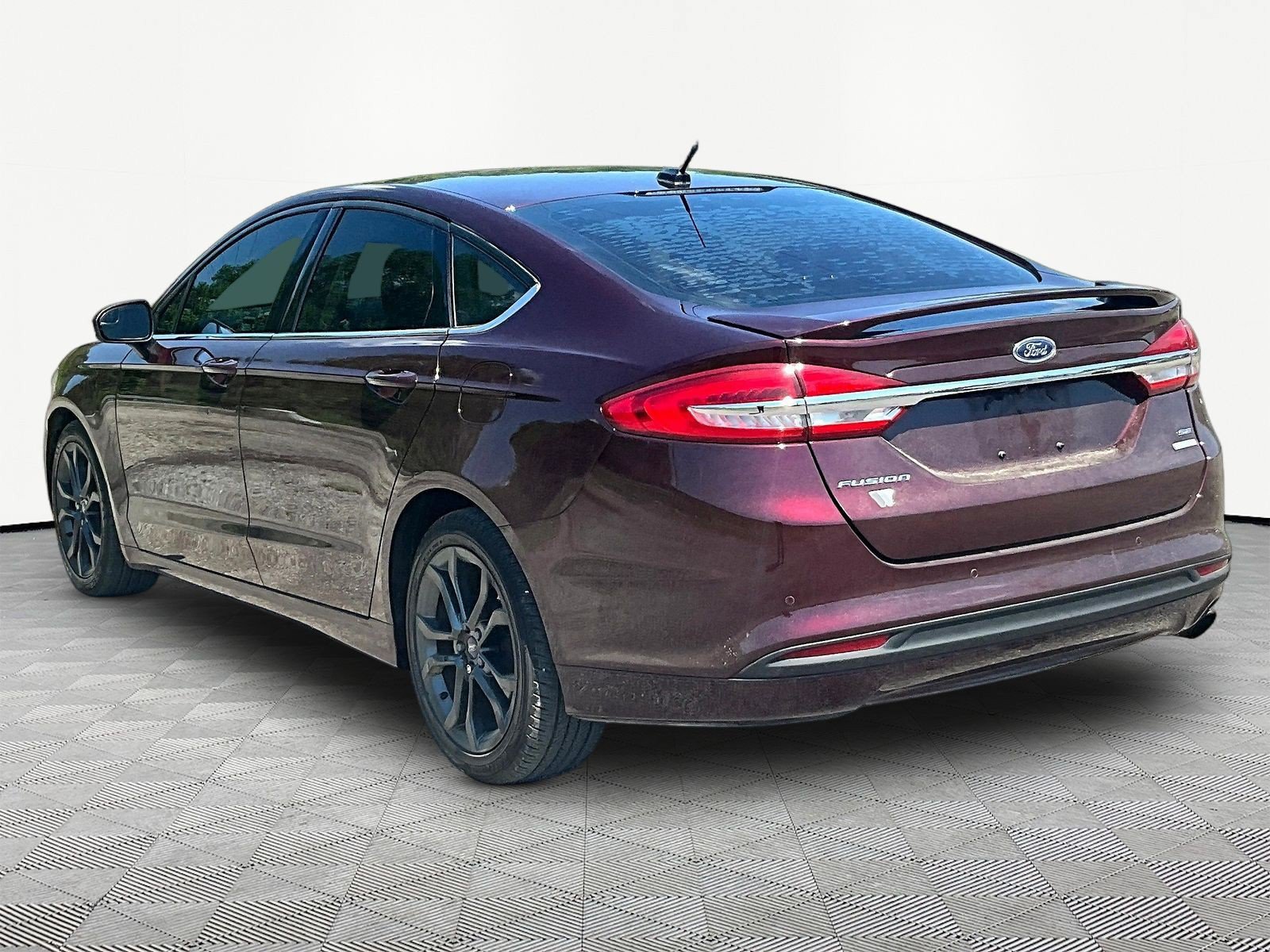 Used 2018 Ford Fusion SE w/ Equipment Group 201A FWD image 4