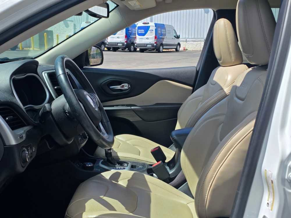 Used 2017 Jeep Cherokee Limited w/ Luxury Group AWD/4WD image 16