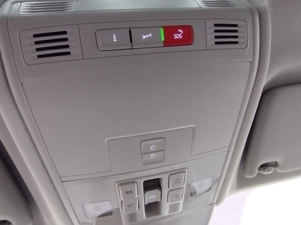 New 2025 Volkswagen Taos SEL image 30