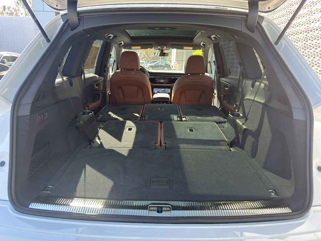Used 2025 Audi Q7 Premium w/ Convenience Package image 10