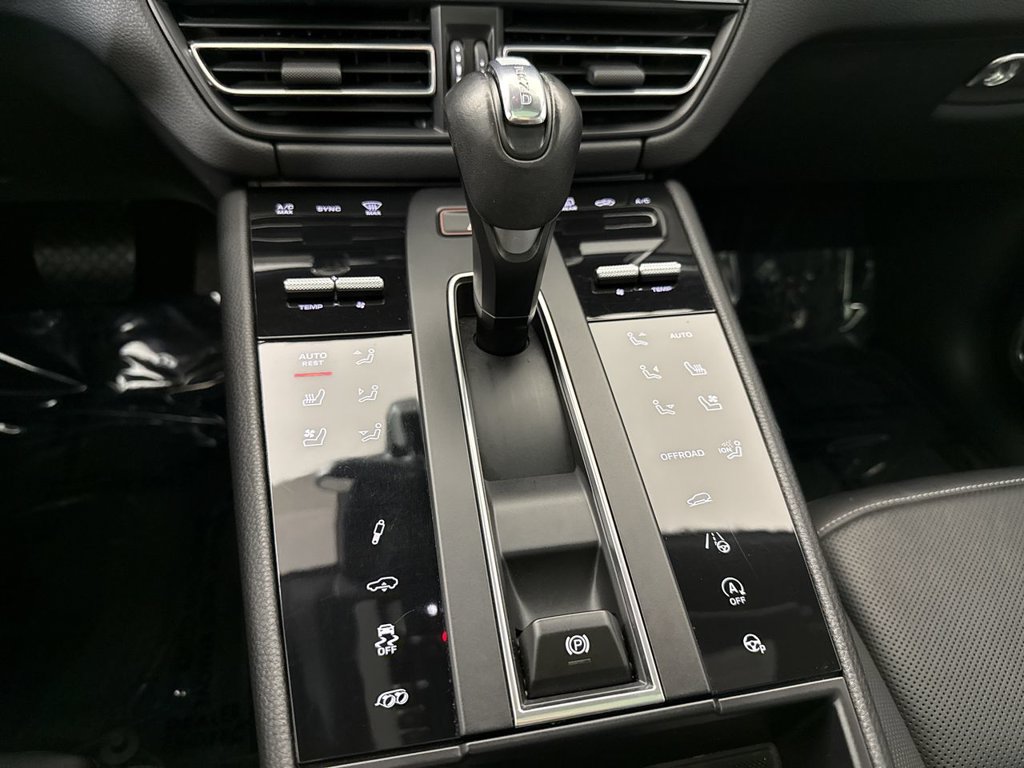 Certified 2024 Porsche Macan GTS AWD/4WD image 32