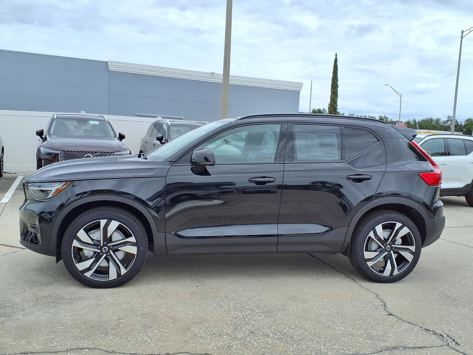 New 2026 Volvo XC40 B5 Plus w/ Climate Package AWD/4WD image 4