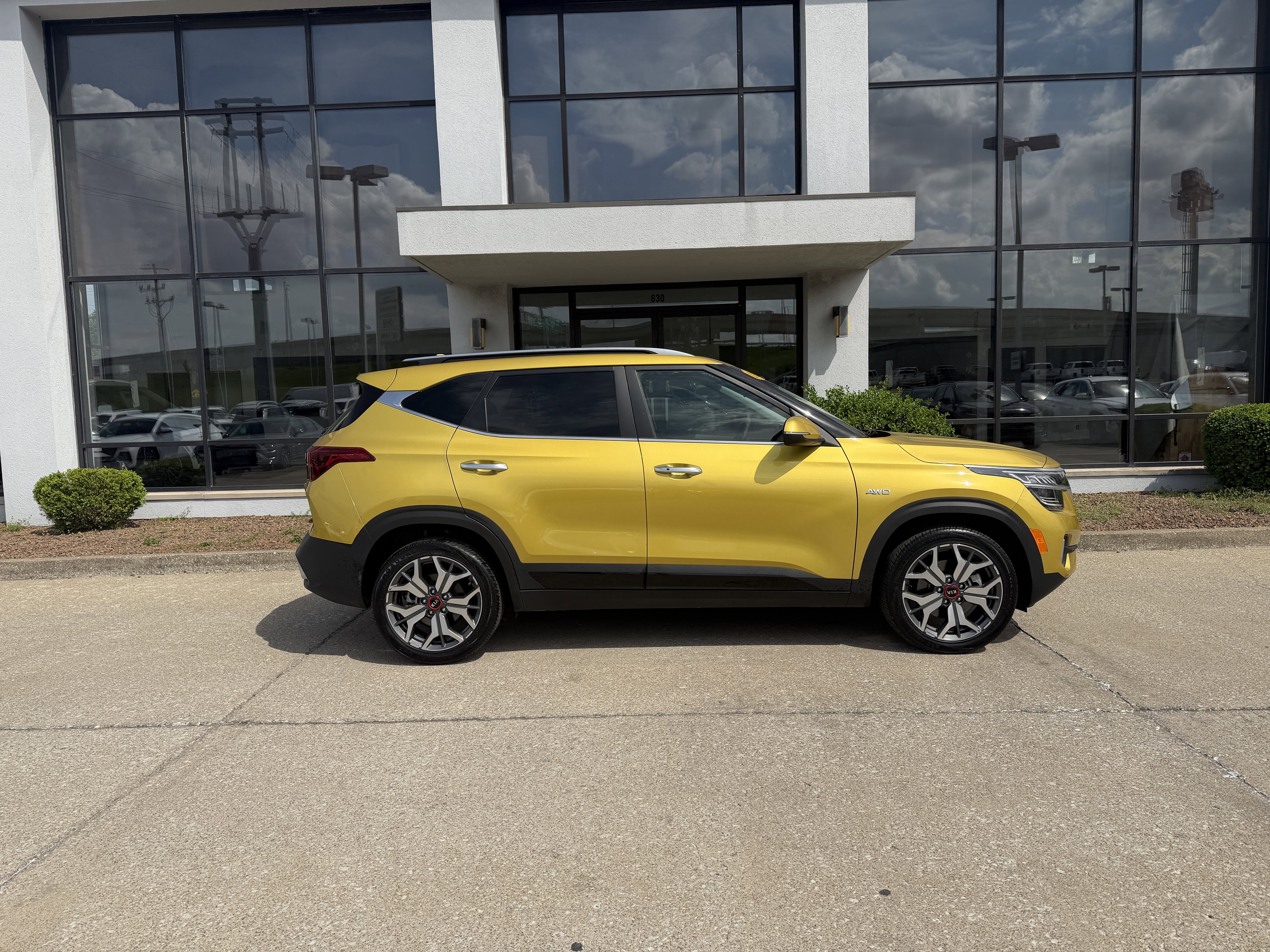 Used 2021 Kia Seltos SX w/ SX Sunroof Package AWD/4WD image 3