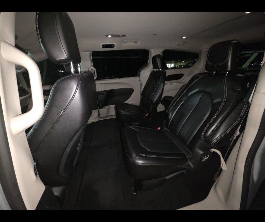 Used 2024 Chrysler Pacifica Touring-L FWD image 7